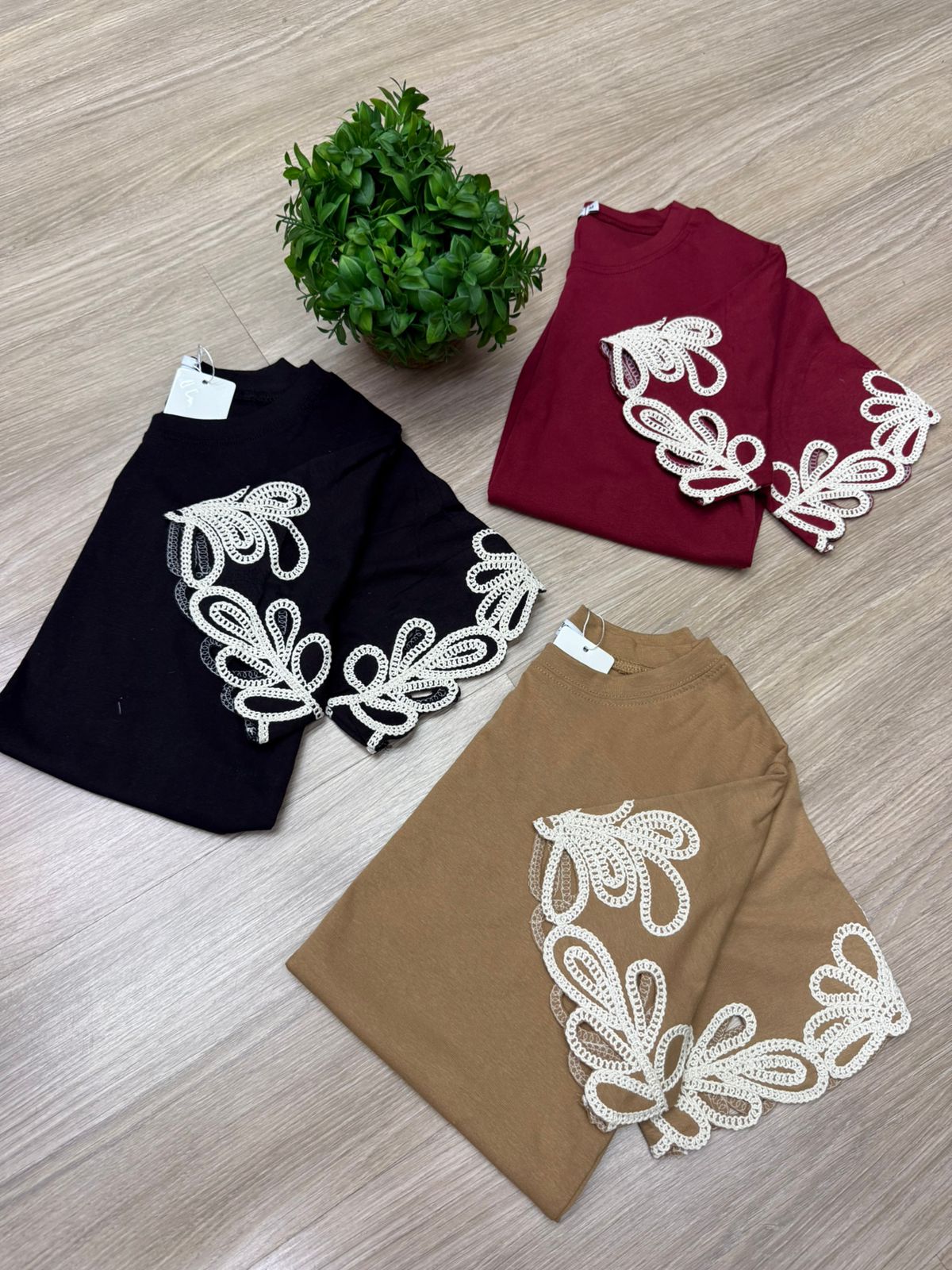 Blusa de Algodão com Bordados de Flores