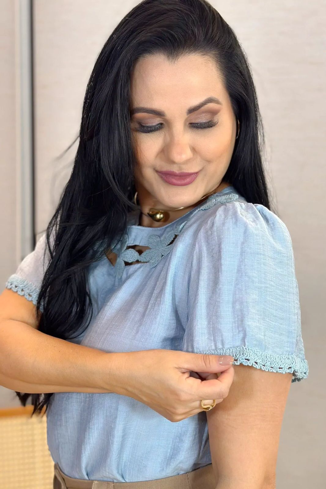 Blusa Mabel | Visco Acetinado com Detalhe Bordado