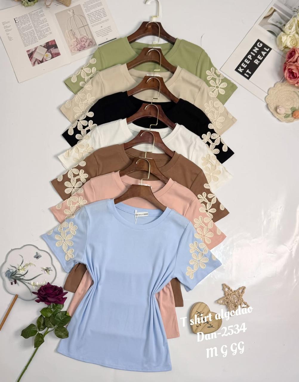 T-shirt Algodão/Elastano Bordas na Manga com Auto Relevo