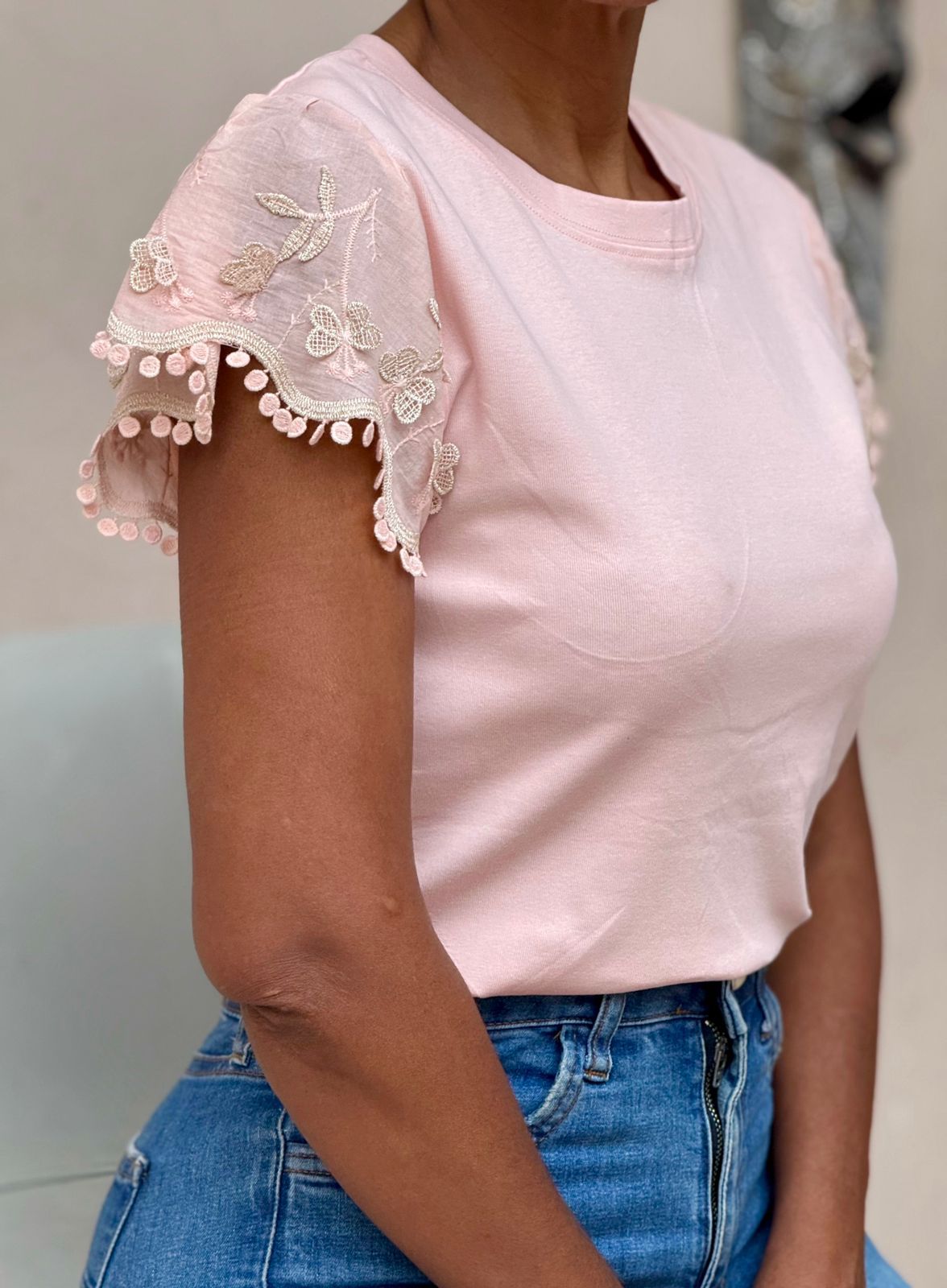 Blusa de Malha Bordada nas Mangas