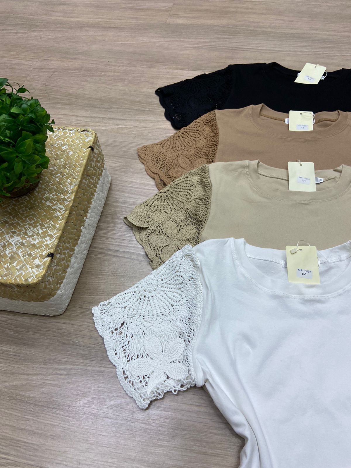 T-Shirt Algodão/Malha com Mangas em Crochê