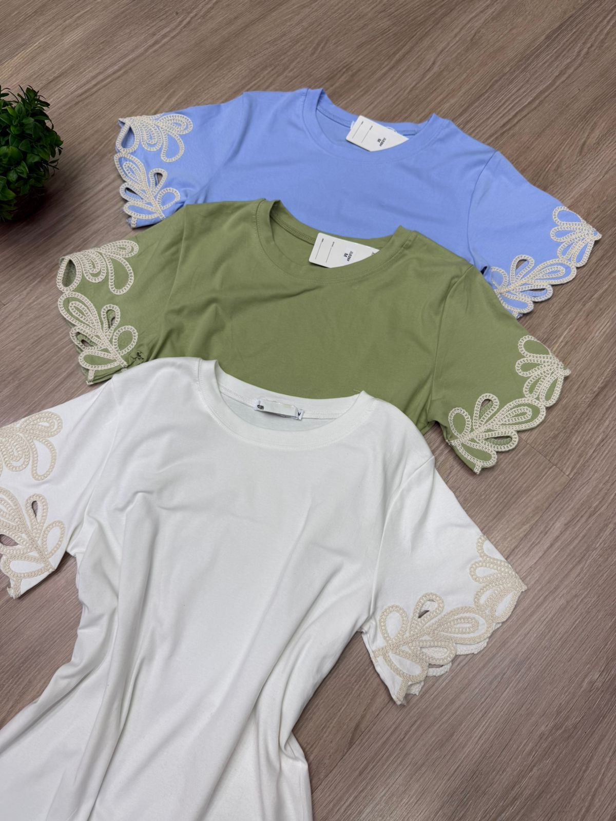 Blusa de Algodão com Bordados de Flores