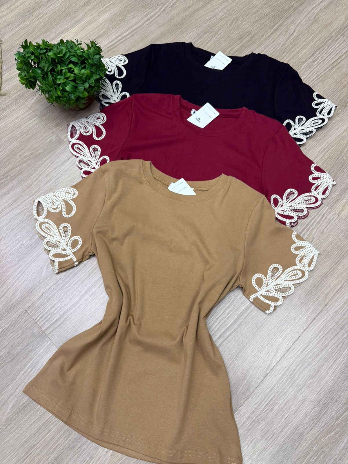 Blusa de Algodão com Bordados de Flores