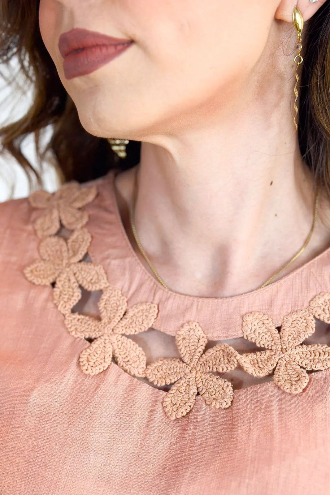 Blusa Mabel | Visco Acetinado com Detalhe Bordado