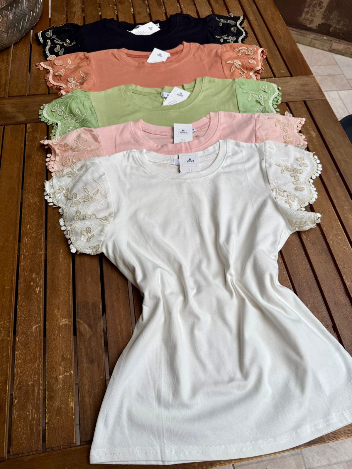 Blusa de Malha Bordada nas Mangas