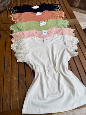 Blusa de Malha Bordada nas Mangas